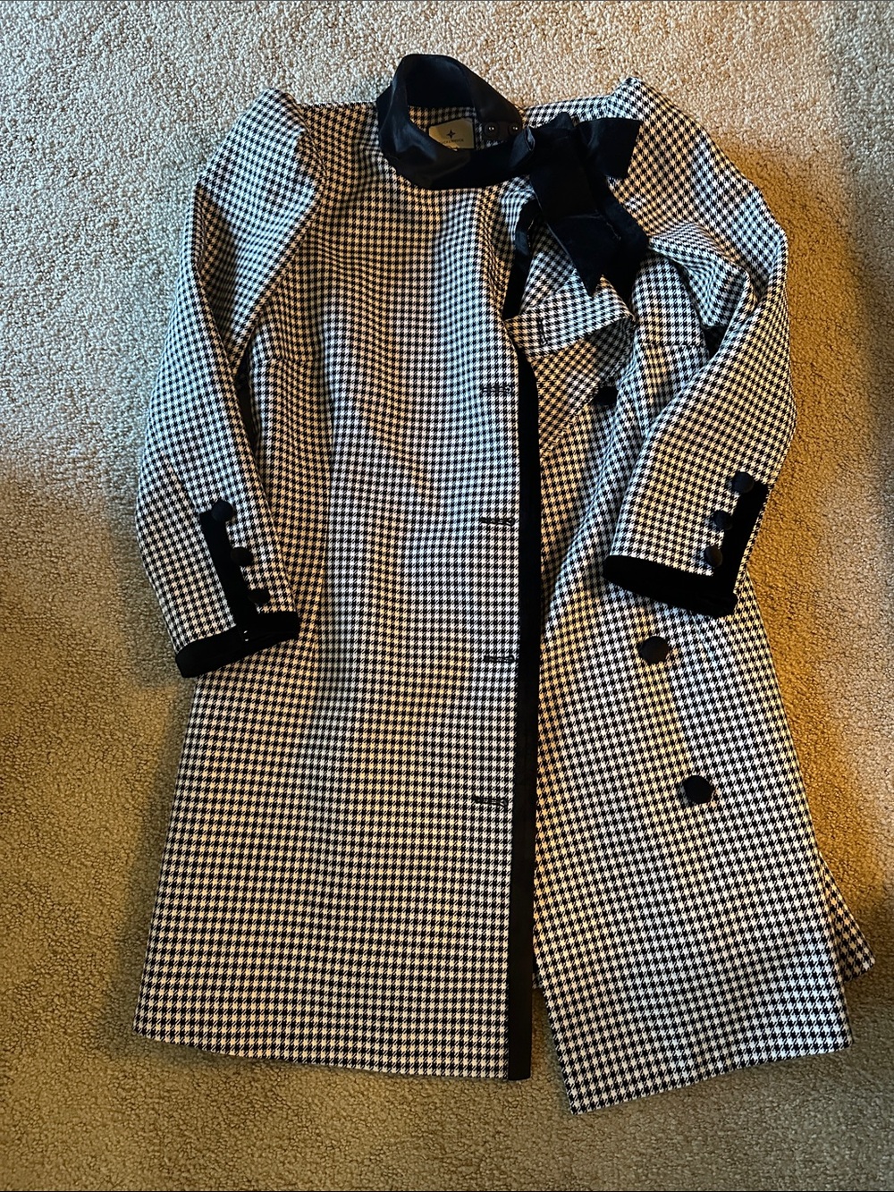 Tuckernuck Women's Black & White Houndstooth Coat with Velvet Trim
